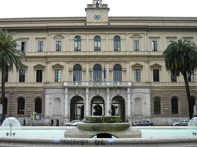 università aldo moro bari https://www.flickr.com/photos/xiquinho/3428624258/