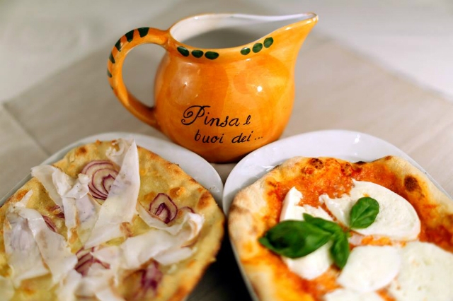 la ricetta della pinsa romana dove mangiarla a roma pinsa e buoi san giovanni pinsa pinseria golosa