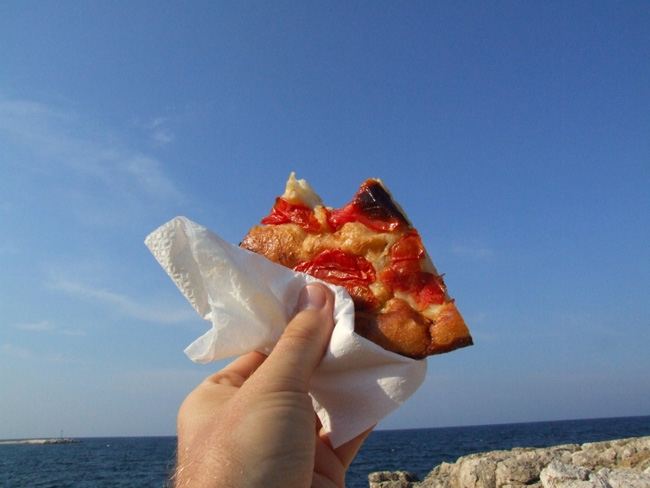 focaccia barese bari foto di comellmare https://www.flickr.com/photos/comeilmare/2862377279/