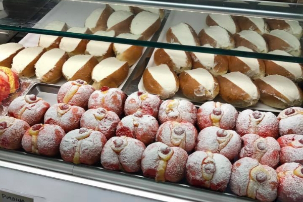 il maritozzaro bar ostiense maritozzo con la panna cornetti cappuccino migliori 10 bar di roma dove fare colazione