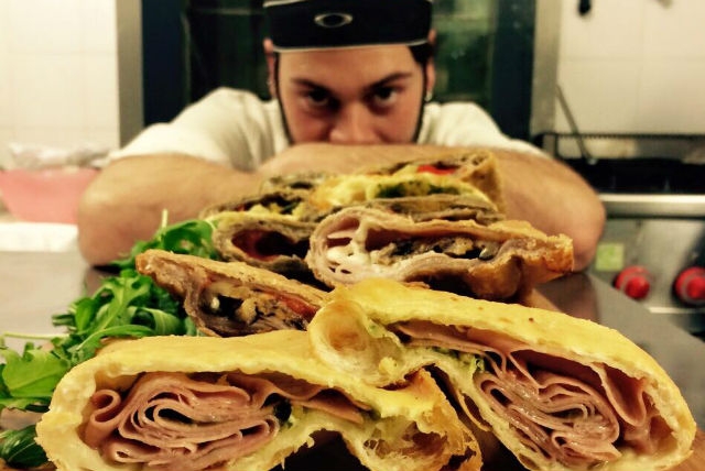 panzerotti migliori buoni panzerotto andria puglia fritto forno foto da facebook di capomulino https://www.facebook.com/669554713130318/photos/a.681672495251873.1073741827.669554713130318/778911332194655/?type=3&theater