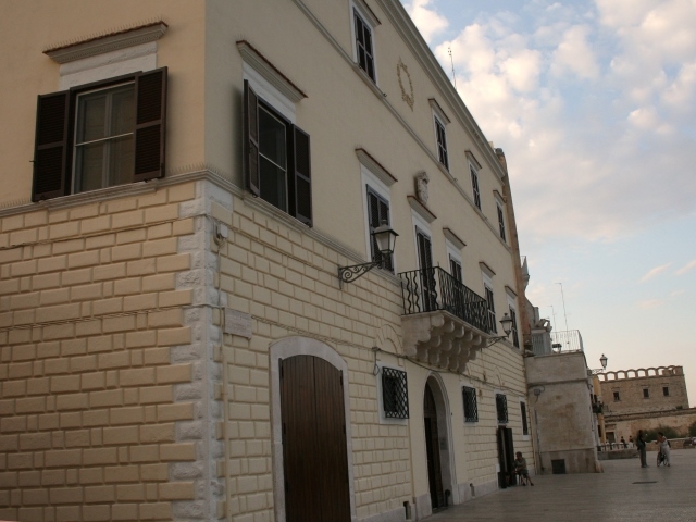 palazzo de gemmis bari https://it.wikipedia.org/wiki/file:palazzo_de_gemmis_a_bari.jpg
