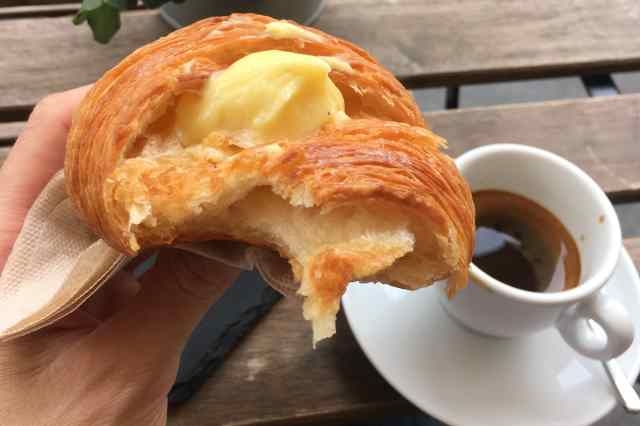 milano colazione brera cappuccino brioche croissant caffè bioesserì