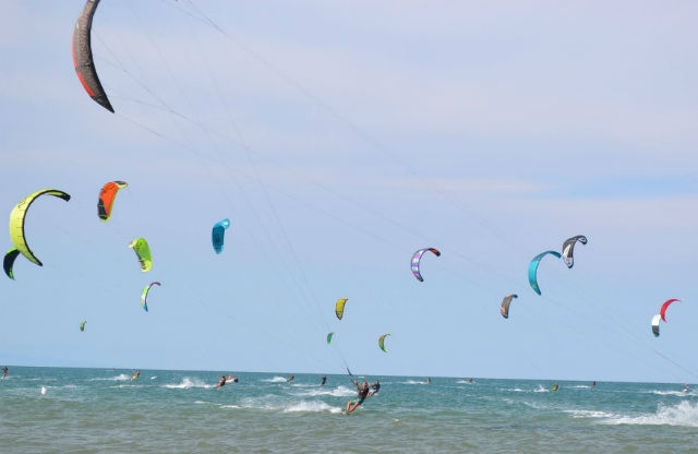 spiaggia ponente lido stabilimento balneare sport freekite foto da facebook https://www.facebook.com/freekite.it/photos/pb.1042761749068516.-2207520000.1463645108./1042763645734993/?type=3&theater