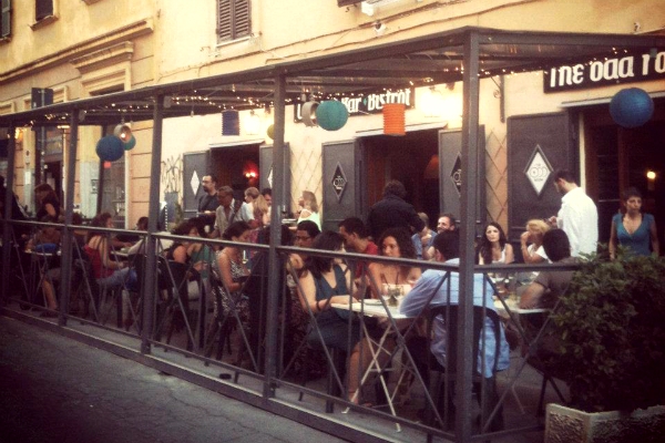 the odd room aperitivo buffet apericena san lorenzo formula 7 euro birra artigianale cocktails guida migliori aperitivi di roma quartiere per quartiere