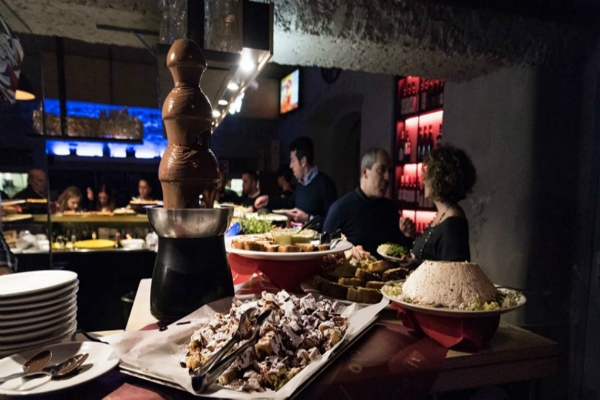 trentatrè testaccio lounge bar aperitivo buffet enorme locale trendy guida ai migliori aperitivi di roma quartiere per quartiere