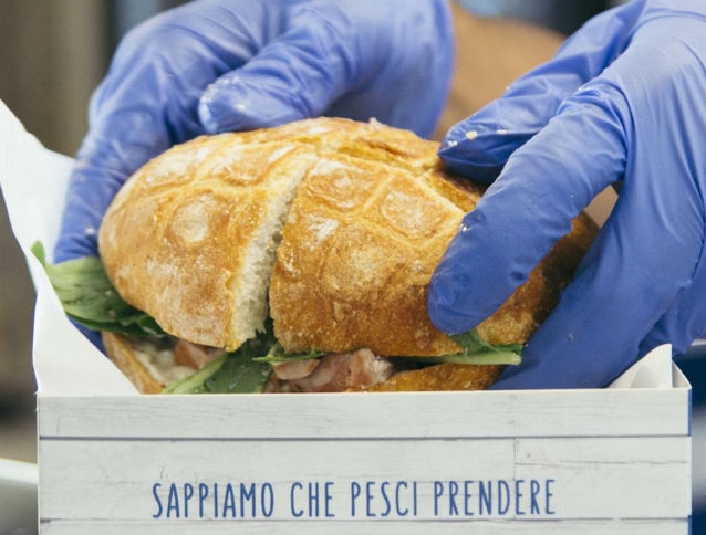ristorante pub pesce fresco trani pèschef foto da facebook https://www.facebook.com/peschef/photos/a.1561335264172365.1073741828.1550927018546523/1586566264982598/?type=3&theater