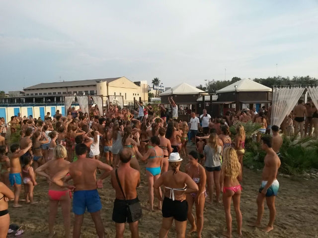 barletta stabilimenti balneari levante il brigantino foto da facebook https://www.facebook.com/il.brigantino.1/photos/pb.1545781248997231.-2207520000.1463643200./1643481612560527/?type=3&theater