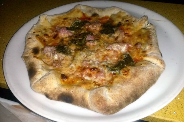 pizza con il cornicione veneto