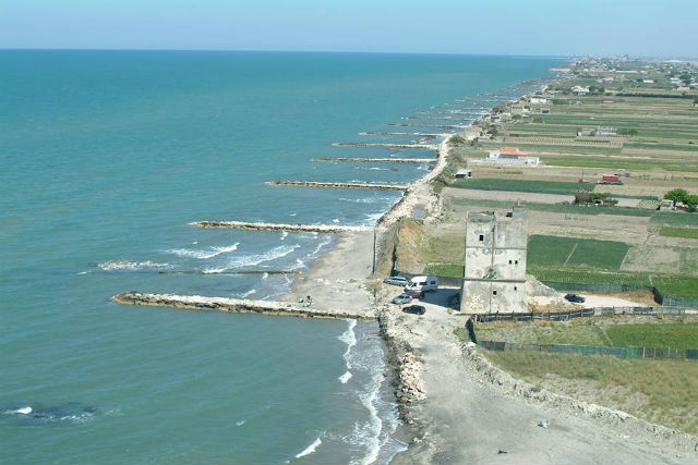spiagge puglia isolate tranquille torre di pietra margherita di savoia foto da facebook di ruggiero daloiso https://www.facebook.com/photo.php?fbid=570035339816189&set=a.405863002900091.1073741829.100004291845667&type=3&theater