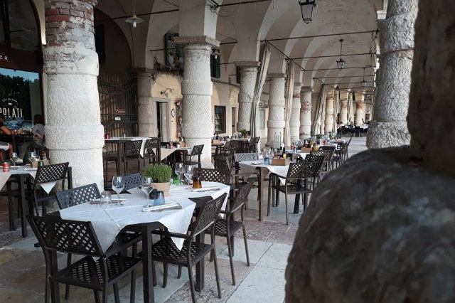 aperitivo in piazza in veneto