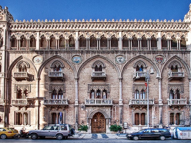 palazzo fizzarotti bari https://www.flickr.com/photos/paolomargari/3027106685/