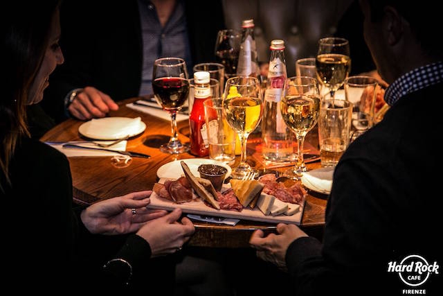 hard rock cafe firenze
https://www.facebook.com/hardrockcafefirenze/photos/a.1663593720364984.1073741985.151004754957229/1663594110364945/?type=3&theater