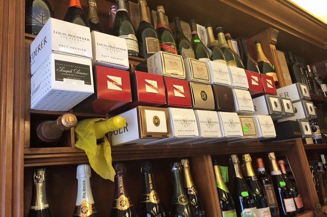 trattoria da burde locale con bottega firenze https://www.facebook.com/da.burde/photos/pb.153270465796.-2207520000.1450639671./10153739542580797/?type=3&theater