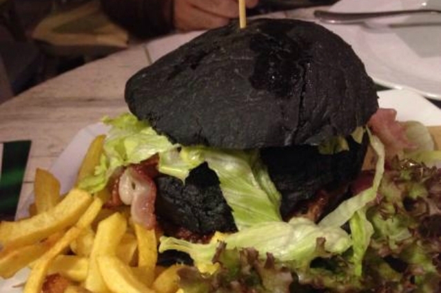 arriva il cibo nero, dove trovarlo a napoli
