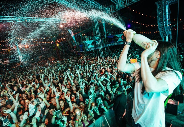 steve aoki foto paragrafo da profilo facebook https://www.facebook.com/steveaoki/photos/a.94599072460/10155374759247461/?type=3&theater