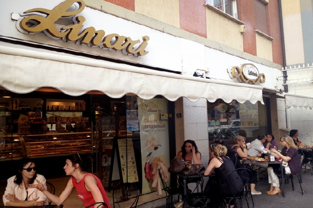 linari testaccio pasticceria bar colazione ciambella pizzetta cappuccino una giornata a testaccio roma