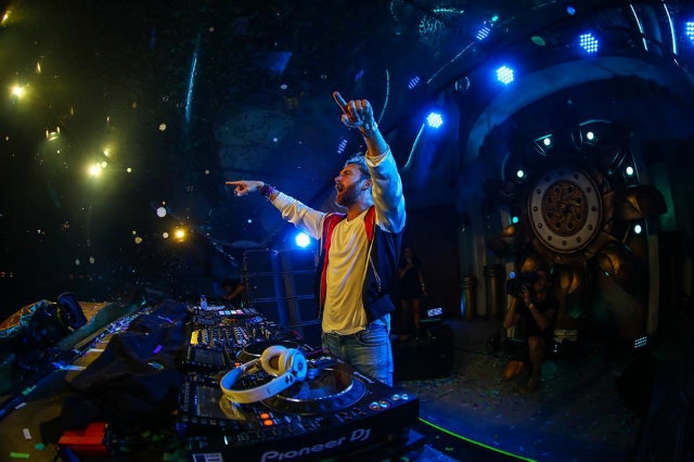 david guetta foto paragrafo da facebook https://www.facebook.com/davidguetta/photos/a.64958031355/10155499153106356/?type=3&theater