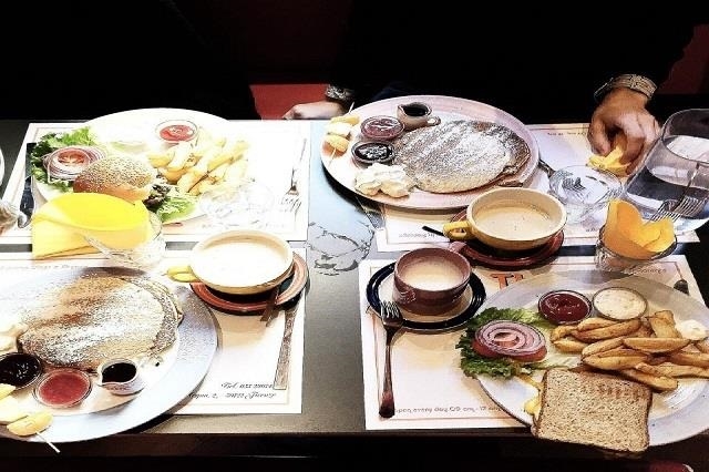 the diner https://www.facebook.com/thedinerflorence/photos/a.684221271666687.1073741830.164418556980297/988158667939611/?type=3&theater