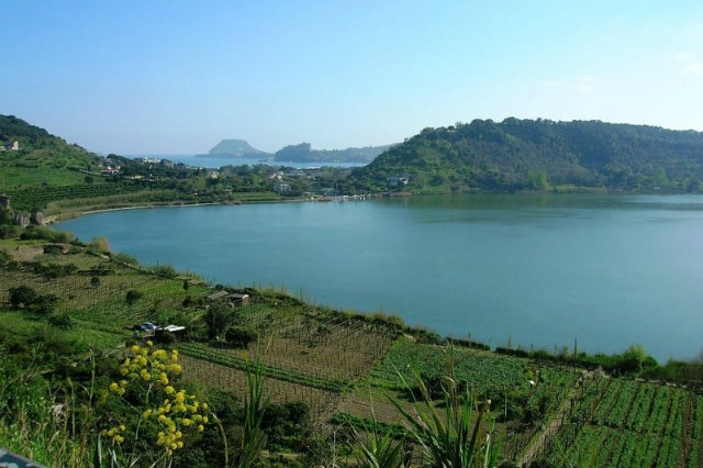 lago d'averno, luoghi del mistero, halloween, napoli