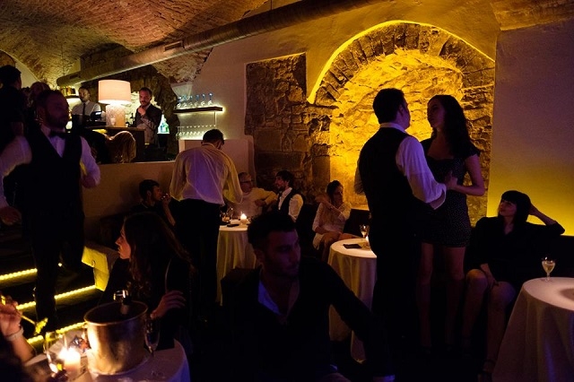 gilò https://www.facebook.com/chezmoinightclub/photos/a.300566746997409.1073741828.300023307051753/306992833021467/?type=3