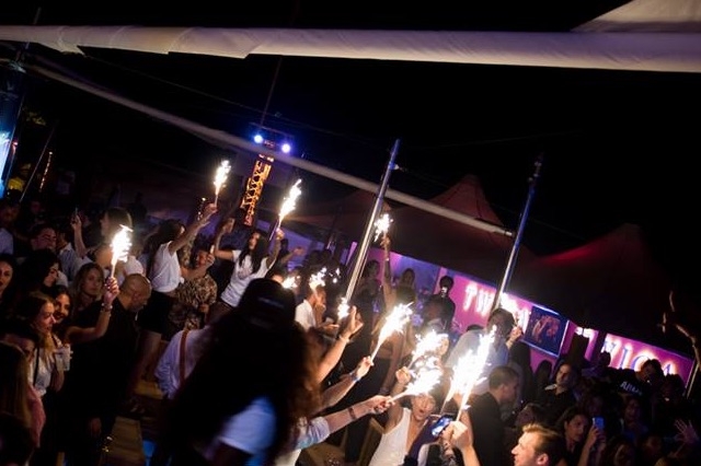 https://www.facebook.com/twigabeachclub/photos/a.10155472103263638.1073742308.215296668637/10155472144343638/?type=3&theater
twiga beach club discoteche versilia