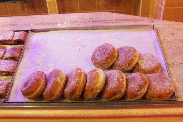cornetteria di san lorenzo dolce notte cornetti bombe dolci giovani studenti movida migliori cornetterie notturne di roma