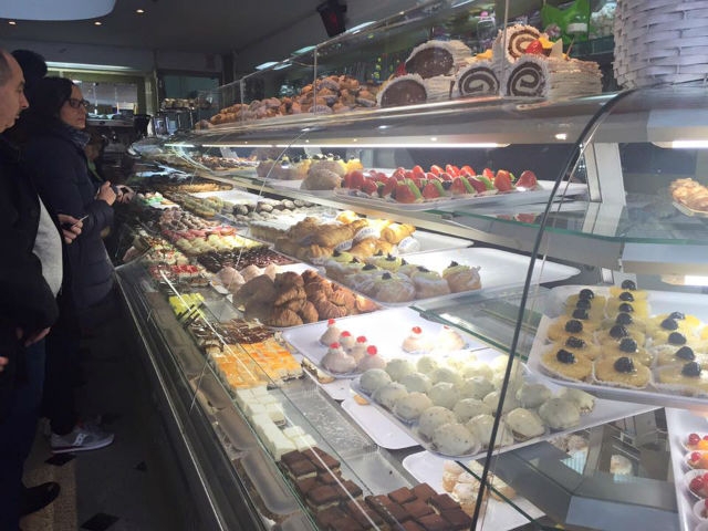 pasticceria bar venezuela barletta pasticcerie storiche foto da facebook https://www.facebook.com/137816936264120/photos/pb.137816936264120.-2207520000.1455617154./985944218118050/?type=3&theater