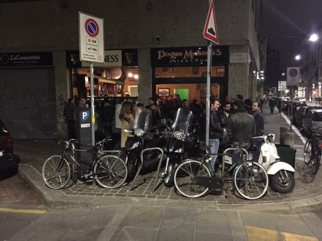pogue mahones milano foto da facebook https://www.facebook.com/veryirishpub/photos/a.434796353216996.111265.133579300005371/1047395748623717/?type=3&theater