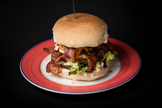 quarto burger & drinks hamburger giganti migliori roma burger junk food panini
