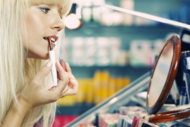 cosa fanno ragazze davanti allo specchio rossetto
