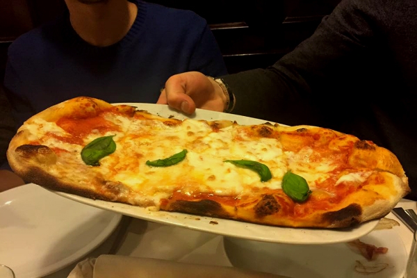 pinsa e buoi roma san giovanni quartiere pizzeria pinseria trattoria piazza san giovanni cena a piazza san giovanni