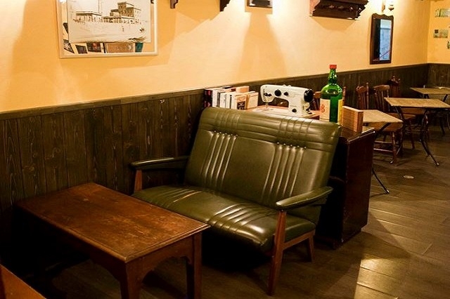 the hidden pub https://www.facebook.com/thehiddenpub.firenze/photos/a.746097448770601.1073741831.469532979760384/746097872103892/?type=3&theater