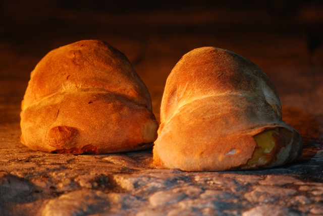 pane di altamura foto di francesco paolo fumarola https://www.flickr.com/photos/grouchomax/4961510740/in/photolist-8yr3hc-8ypiao-5fyp9q-pk6stp-s5svcv-emszzz-ejvwx8-4vgquv-4vgqc6-pk4nzz-pbipz8-4vgqzh-85x6q7-pk64hg-owfgpe-46lg6f-eaocas-sfweat-4afa6c-85t2vp-85wcos-ash4yb-85xbrh-4j9wrt-ezrmdc-rjvjyg-sfvlze-odn4te-85xbtm-85wcrq-imnxg-4dtflc-ash6mt-ainkmw-725mbi-4dt8rt-ash2mc-4dxpbd-68eyc1-4dxqjj-4jr5vc-4mnkke-4dxrl3-4dxqdn-sfkp37-oddjba-85t2mp-4dtegm-4dte2r-4dxpsa