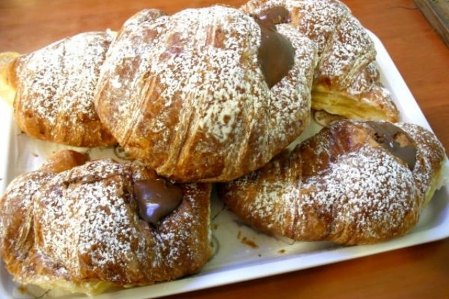 spuntini notturni a napoli, il cornetto generoso, bar tico