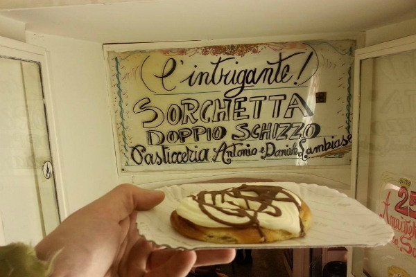sorchettaro sorchetta doppio schizzo cornetto cioccolato bianco via cernaia roma cornetti di notte migliori cornetti notturni a roma