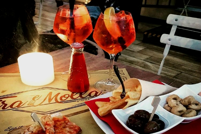 tira e molla migliori aperitivi san giovanni roma spritz aperol spritzeria servito al tavolo patatine fritte pizza movida