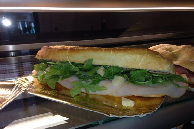 panino, street food, roma, gaudeo, da pagina facebook gaudeo
https://www.facebook.com/gaudeopanino/photos/pb.409235075784437.-2207520000.1444298460./737256976315577/?type=3&theater