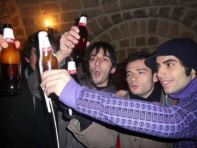birra peroni amici brindisi https://www.flickr.com/photos/vinlos86/2139576769/in/photolist-7qhley-4g4tcd-ouaqe
