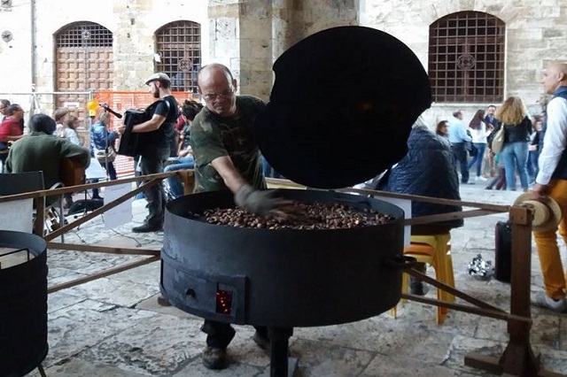 castagne e vino novo san gimignano https://www.facebook.com/cavalieridisantafina/photos/a.557437804338811.1073741829.291396817609579/1162801367135782/?type=3&theater
