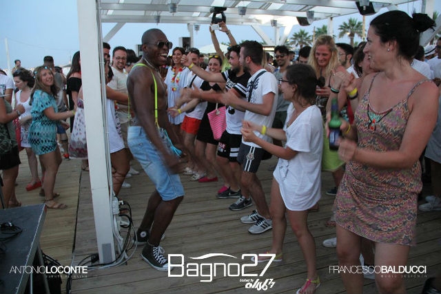 beach bar bagno 27 musica live dj set drink food barletta foto da facebook https://www.facebook.com/bagno27ventisette/photos/a.829896120444958.1073741839.163984510369459/829919370442633/?type=3&theater