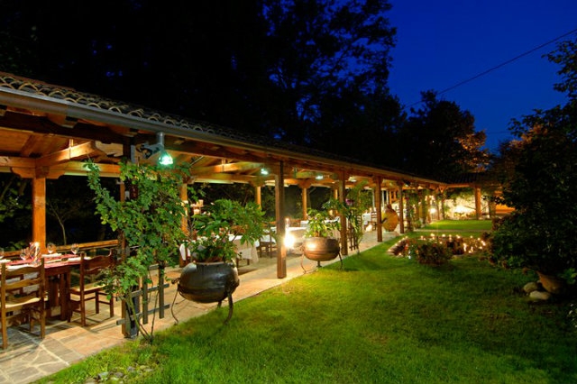 portico giardino ristorante all'aperto serata festa
