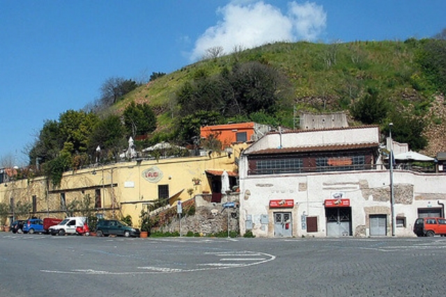 monte dei cocci testaccio roma una giornata a testaccio passeggiata mattina luoghi particolari