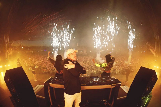 diplo dj foto paragrafo da profilo facebook https://www.facebook.com/diplo/photos/a.396614469336/10154375859049337/?type=3&theater