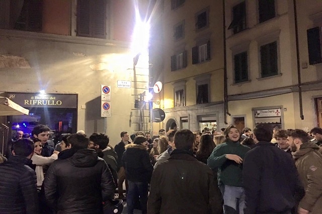 il rifrullo firenze https://www.facebook.com/ilrifrullofirenze/photos/pb.742336722459594.-2207520000.1455717440./1285291884830739/?type=3&theater