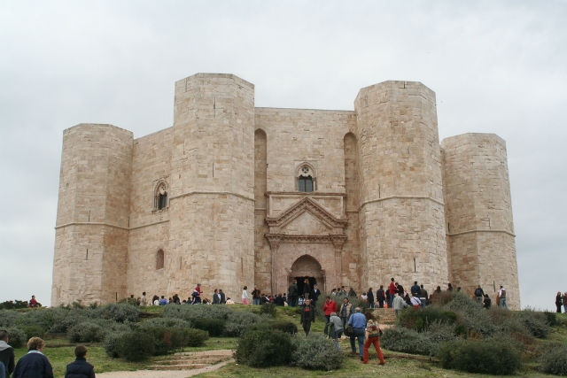 castel del monte luoghi suggestivi puglia foto da flickr https://www.flickr.com/photos/giovy/151954599/in/photolist-eqnnt-eqncq-eqrme-eqsgp-eqqsb-2je6t-4l3uqt-ad6mdw-2qa9w4-8jwegx-hdynuo-hdy8un-aj5hup-butdxd-buthi7-bututy-2hzghn-liz3u-aj85wj-5yktz-ljad4-4yvl5y-liyxw-ljaap-ch6wr-butlds-aq8kj6-bhnntp-dshw4-2jtrq-5annjf-8jzhne-hemxua-bhnoxf-5xvs29-b878mk-38vlkw-2mnsb-nkvmd-ljcdi-4db9d8-lixtv-henj8f-lixvq-bhncrp-lj1tu-ccsjba-lixvf-2gif3n-lj1qo