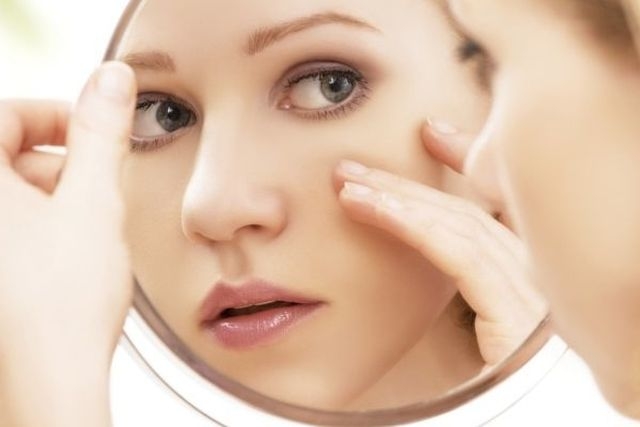 cosa fanno ragazze davanti allo specchio rughe nuove