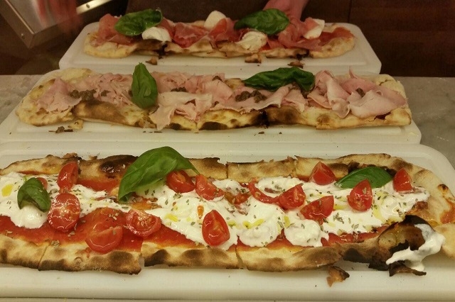 mangia pizza https://www.facebook.com/mangiapizzafirenze/photos/a.301480973360601.1073741826.301480916693940/433105616864802/?type=3