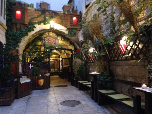 locali a tema trani re artù bisceglie barletta foto da facebook https://www.facebook.com/reartubirreria/photos/a.1417112145281897.1073741828.1417112081948570/1417155185277593/?type=3&theater
