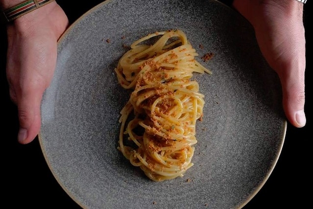 spaghetti aglio, olio, peperoncino e bottarga foto di lido vannucchi trattoria moderna firenze
https://www.facebook.com/trattoriamodernafirenze/photos/a.867123593427080.1073741828.865574520248654/986716631467775/?type=3&theater